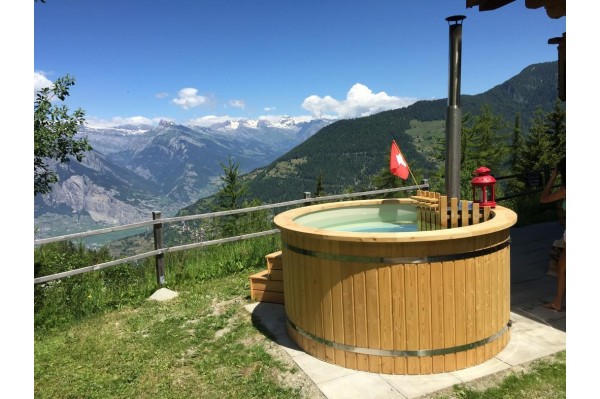 Badewanne aus Lärche mit Kunststoffeinsatz Badewanne aus Lärche mit Kunststoffeinsatz