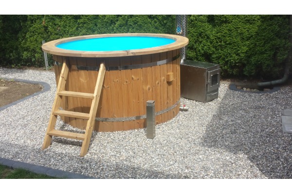 Badefass mit Kunststoffeinsatz und Thermoholz Badefass mit Kunststoffeinsatz und Thermoholz