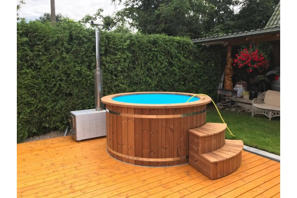 Badefass mit Kunststoffeinsatz und Thermoholz Badefass mit Kunststoffeinsatz und Thermoholz