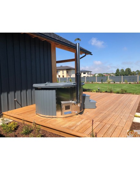 Der badezuber befindet sich auf einer ebenen Terrasse Der badezuber befindet sich auf einer ebenen Terrasse