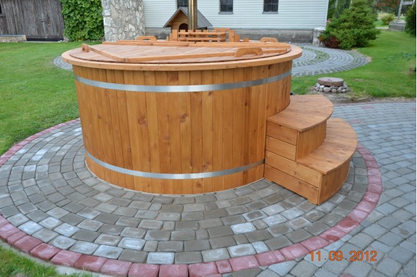 Badewanne aus Lärche mit Kunststoffeinsatz Badewanne aus Lärche mit Kunststoffeinsatz