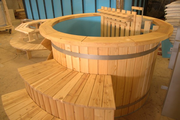 Badewanne aus Lärche mit Kunststoffeinsatz Badewanne aus Lärche mit Kunststoffeinsatz